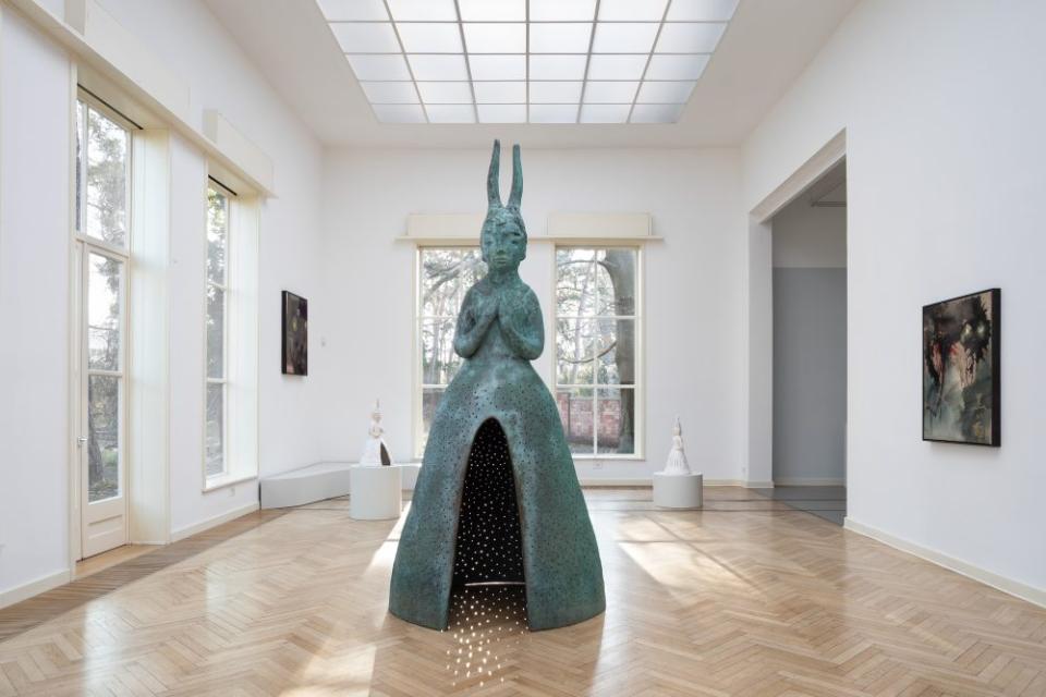 Leiko Ikemura "Witty Witches", Installationsansicht Georg Kolbe Museum, Berlin, 2023
