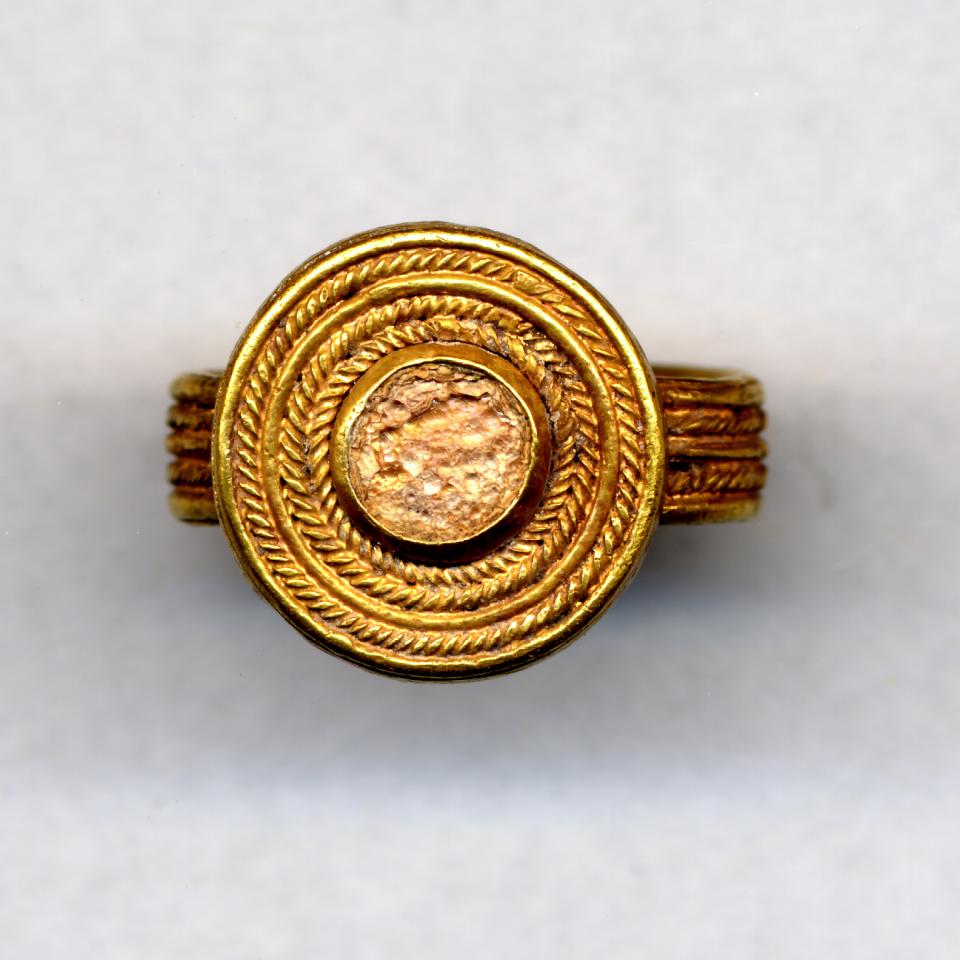 Ein goldener Fingerring mit Glasfassung, der einem aus den Sammlungen des Britischen Museums verschwundenen Schmuckstück ähnelt 