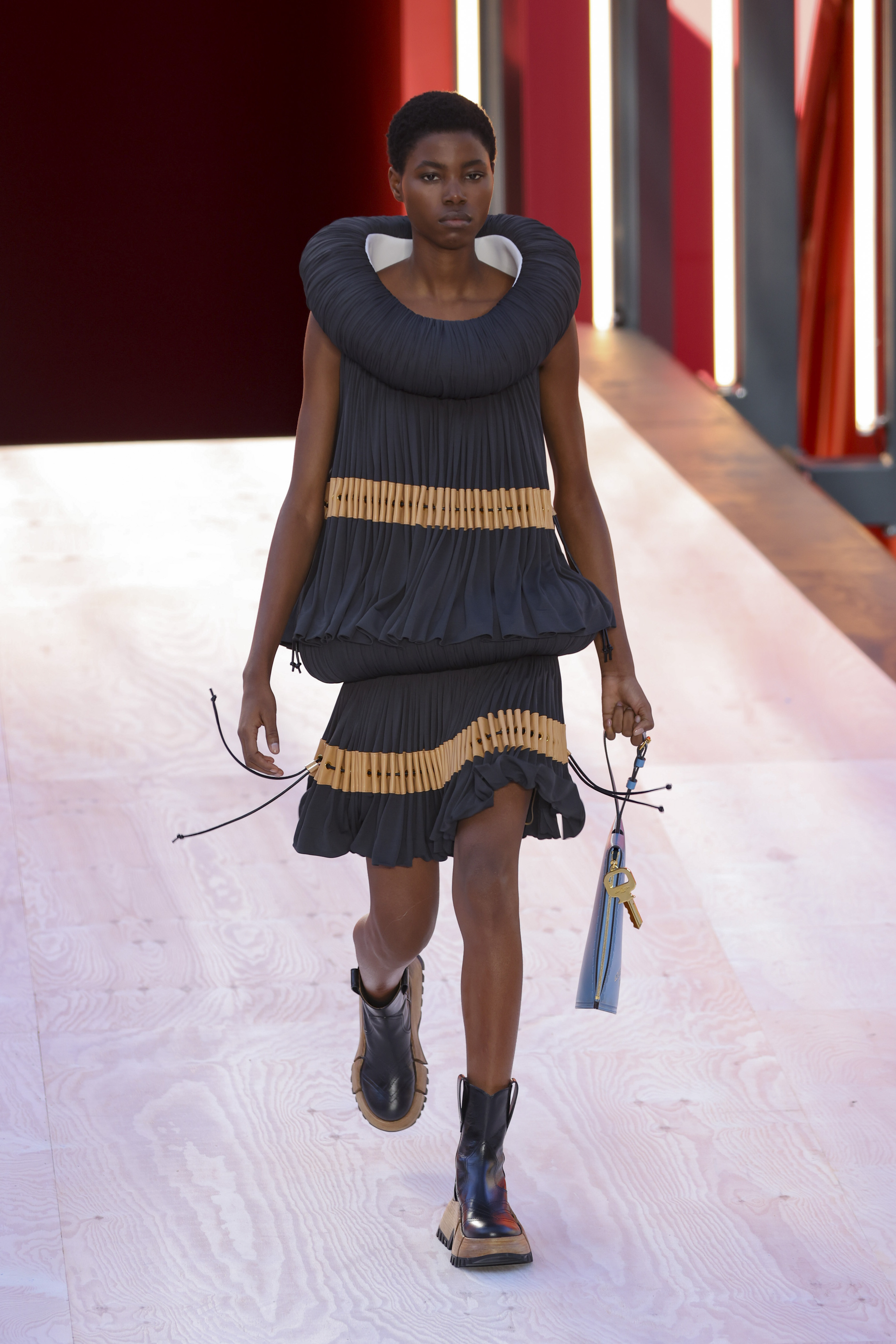  Kreation der Frühjahr/Sommer 2023 - Ready-To-Wear-Kollektion von Louis Vuitton bei der Pariser Fashion Wee
