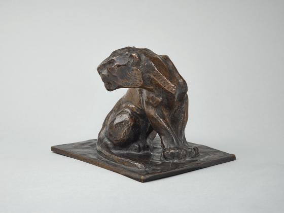 Foto des Werkes "Der Panther" von Franz Marc. Es zeigt eine aus Bronze gegossene Skulptur eines sitzenden Panthers. 