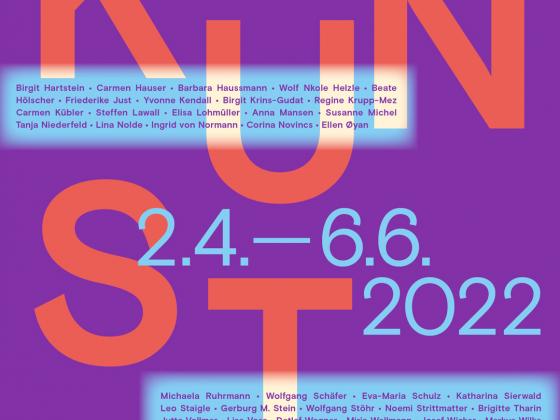 Plakat mit Logo des Museums oben rechts, Titel, Laufzeit und Namen aller Künstler*inne der Ausstellung sind versetzt oder in Balken angereiht