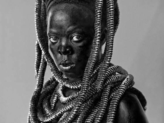 ZANELE MUHOLI, SOMNYAMA NGONYAMA ZINATHI I, JOHANNESBURG 2015. © Zanele Muholi. Courtesy of the Fondation Louis Vuitton.
