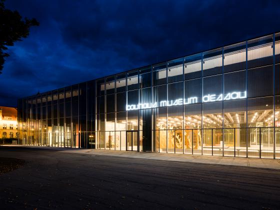 Bauhaus Museum Dessau bei Nacht