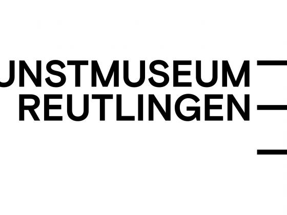 Logo mit drei horizontalen Streifen untereinander gereiht rechts von Kunstmuseum Reutlingen