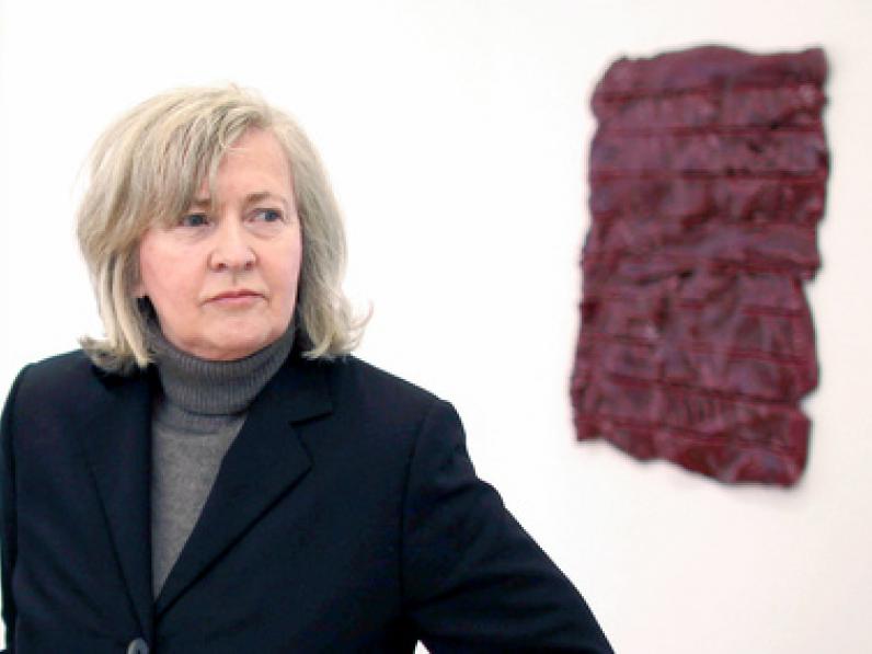 Rosemarie Trockel in einer Ausstellung im Schloss Morsbroich (Leverkusen), 2012