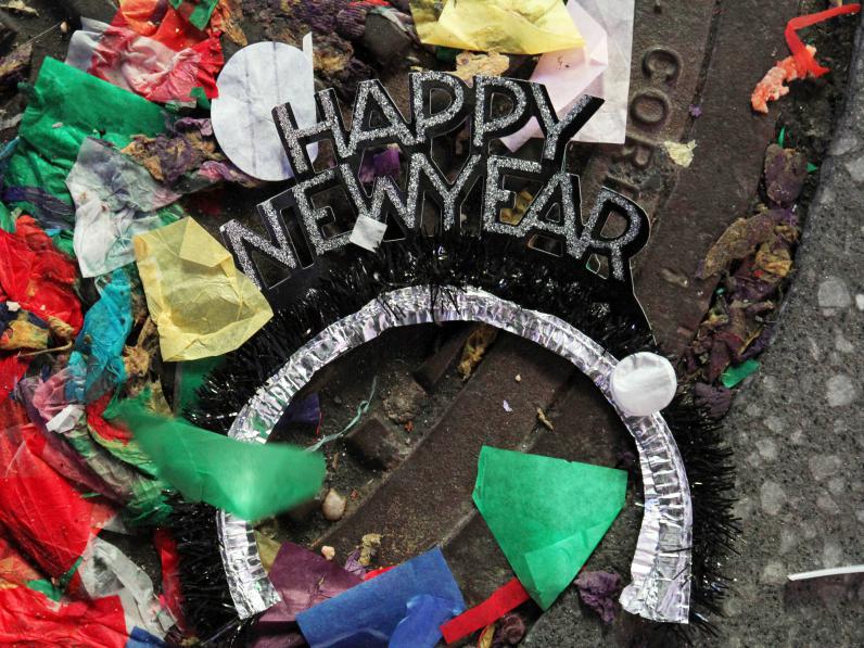  Ein Silvester-Kopfreif mit dem Schriftzug «Happy New Year» liegt zwischen Konfetti auf der Straße auf dem New Yorker Times Square am frühen Morgen von Neujahr