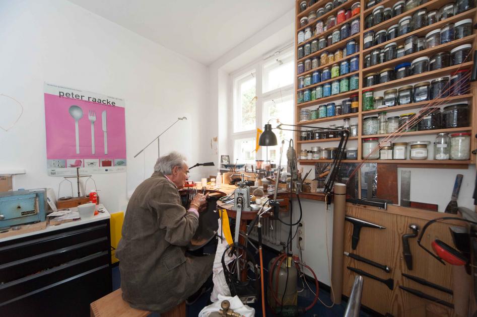 Peter Raacke in seiner Werkstatt 2012 