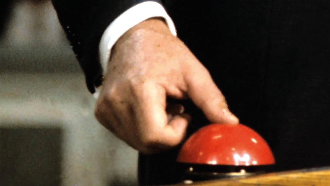 Mit einem Druck auf den Startknopf bei der Eröffnung der Internationalen Funkausstellung 1967 in Berlin, läutet Willy Brandt die Ära des Farbfernsehens ein