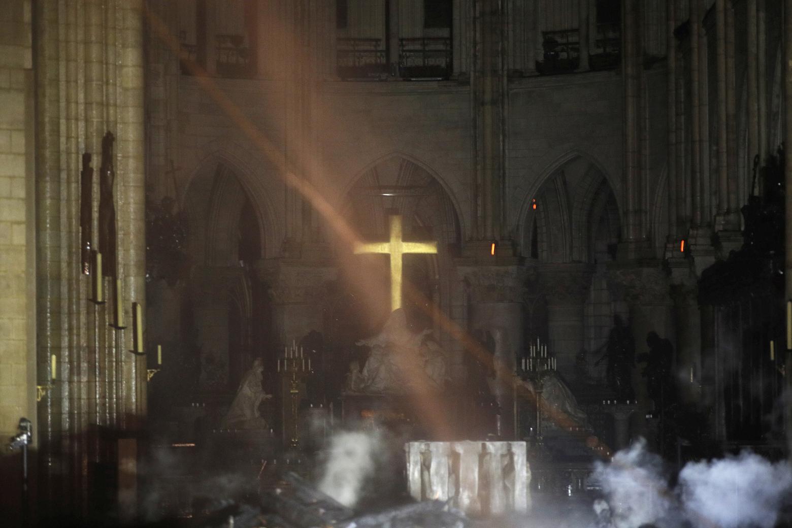 Blick in die beschädigte Kathedrale mit Altarkreuz