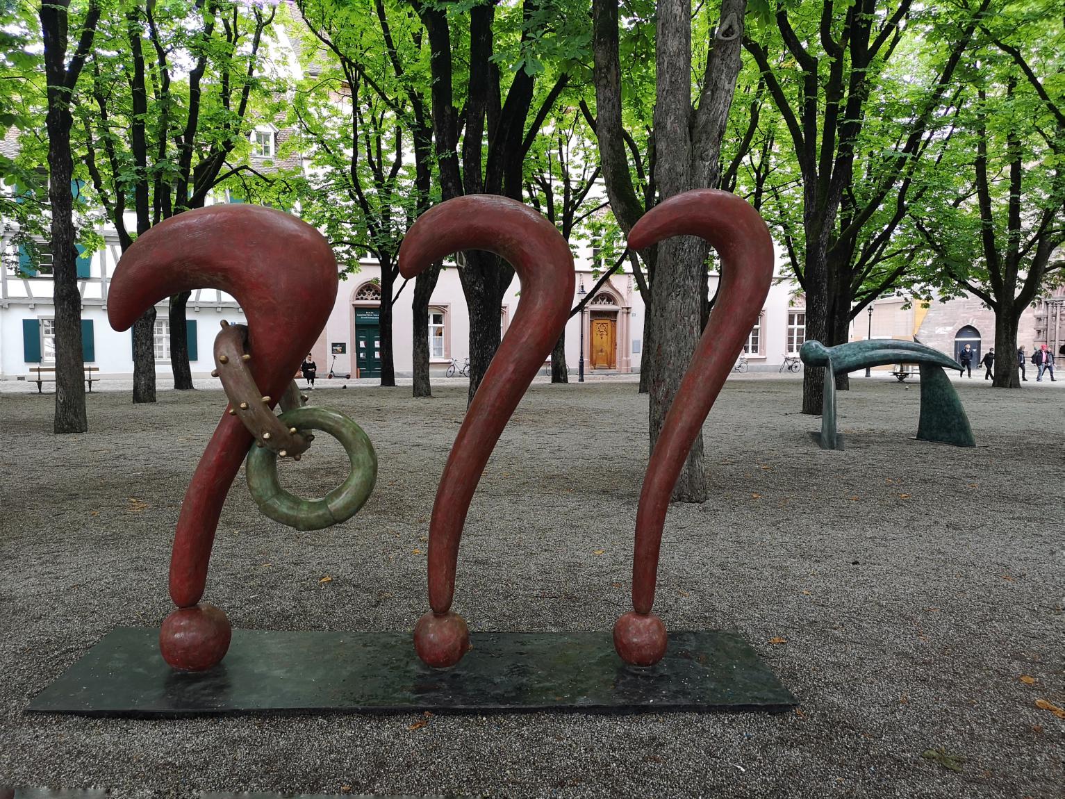 "Parcours" 2019: Skulpturen von Camille Henrot auf dem Münsterplatz in Basel