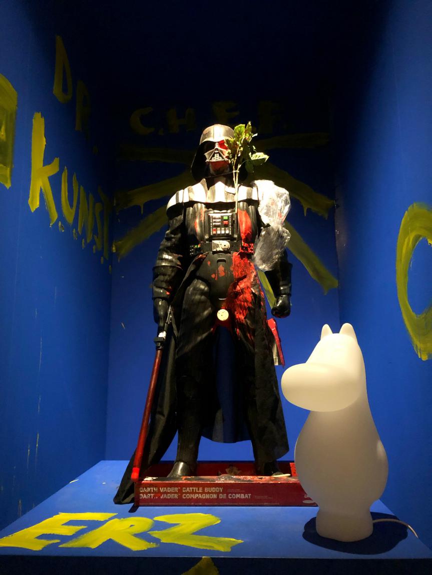 Jonathan Meeses Installation mit Darth Vader und Moomin,