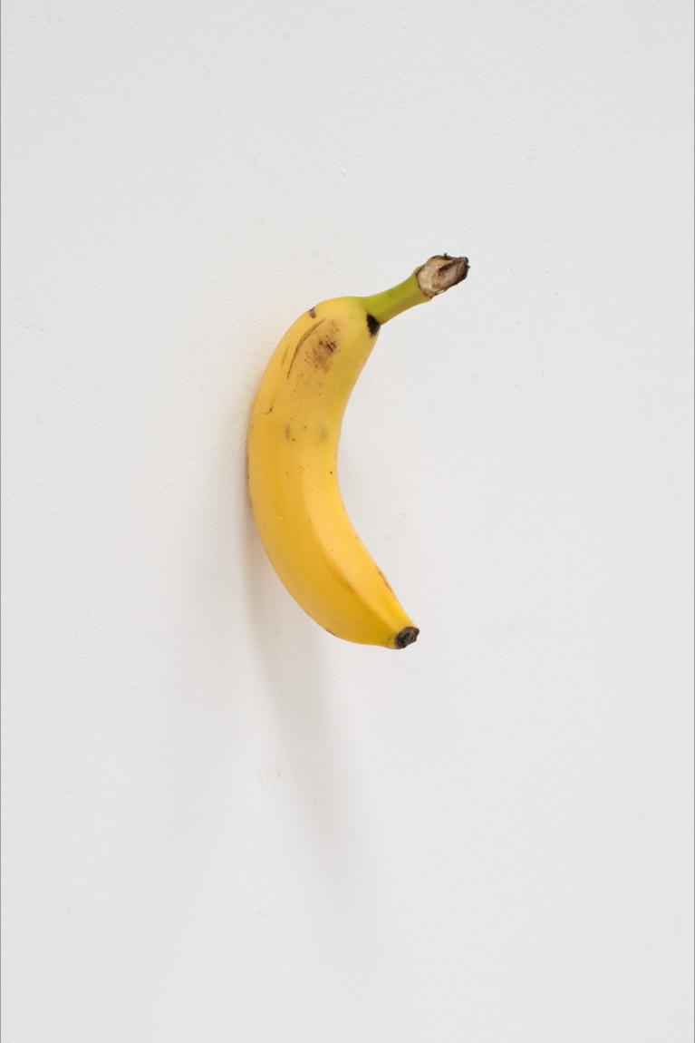 Karin Sander "Banane", 2012, aus der Serie "Kitchen Pieces". Banane, Edelstahlnagel