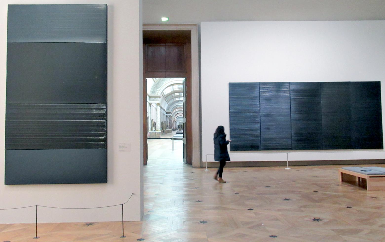  Blick in die Pierre Soulages-Retrospektive zum 100. Geburtstag des französischen Malers im Louvre. Im prachtvollen Salon carré präsentiert das Pariser Museum 19 Werke, die seine künstlerische Entwicklung markieren