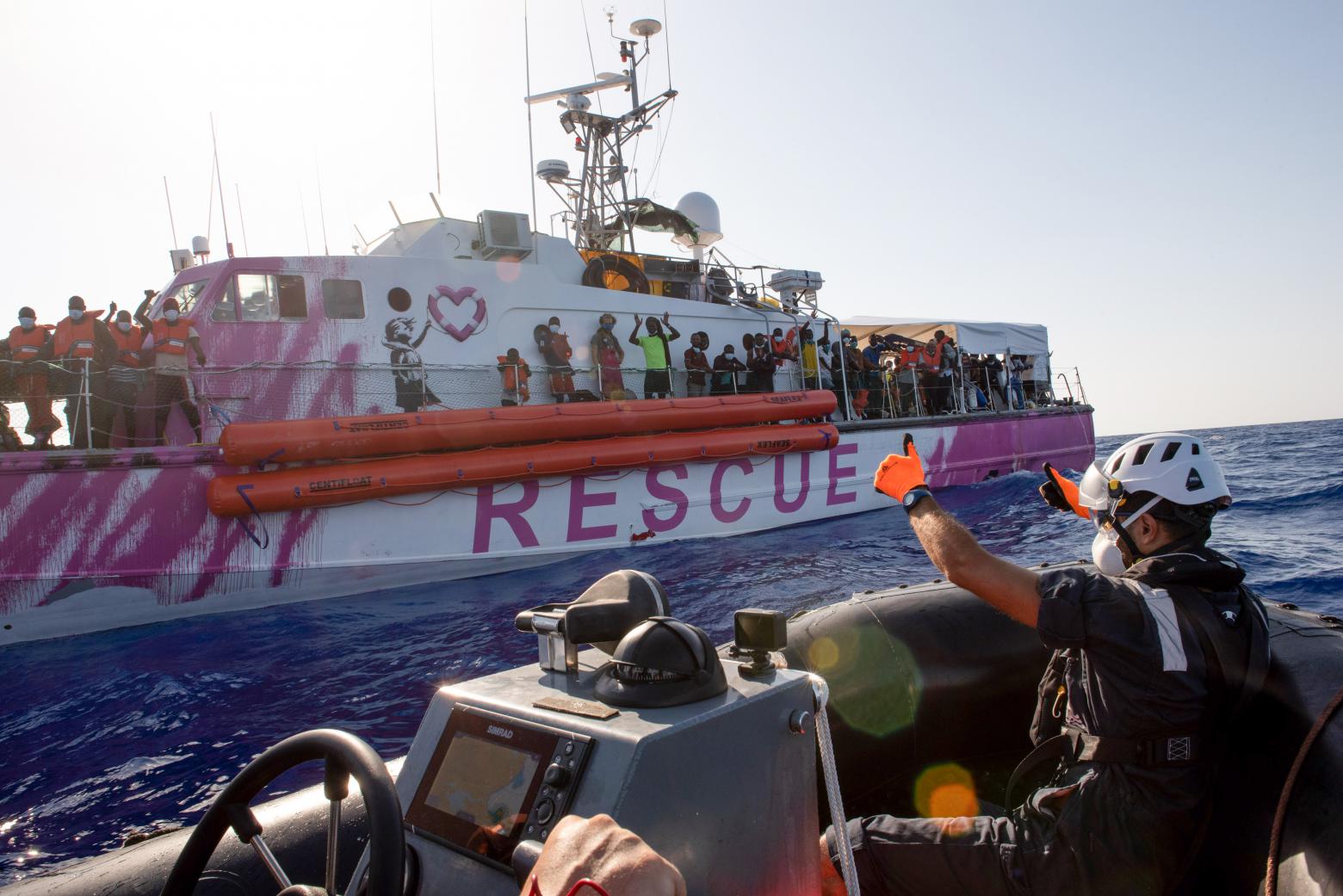 Das vom Street Art Künstler Banksy bemalte Rettungssschiff "Louise Michel" transferiert am 29. August im Mittelmeer mehr als 150 gerettete Menschen zum Rettungsschiff Sea Watch 4
