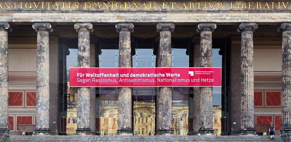 Banner gegen die Demonstrationen von Verschwörungsideologen am Alten Museum auf der Berliner Museumsinsel