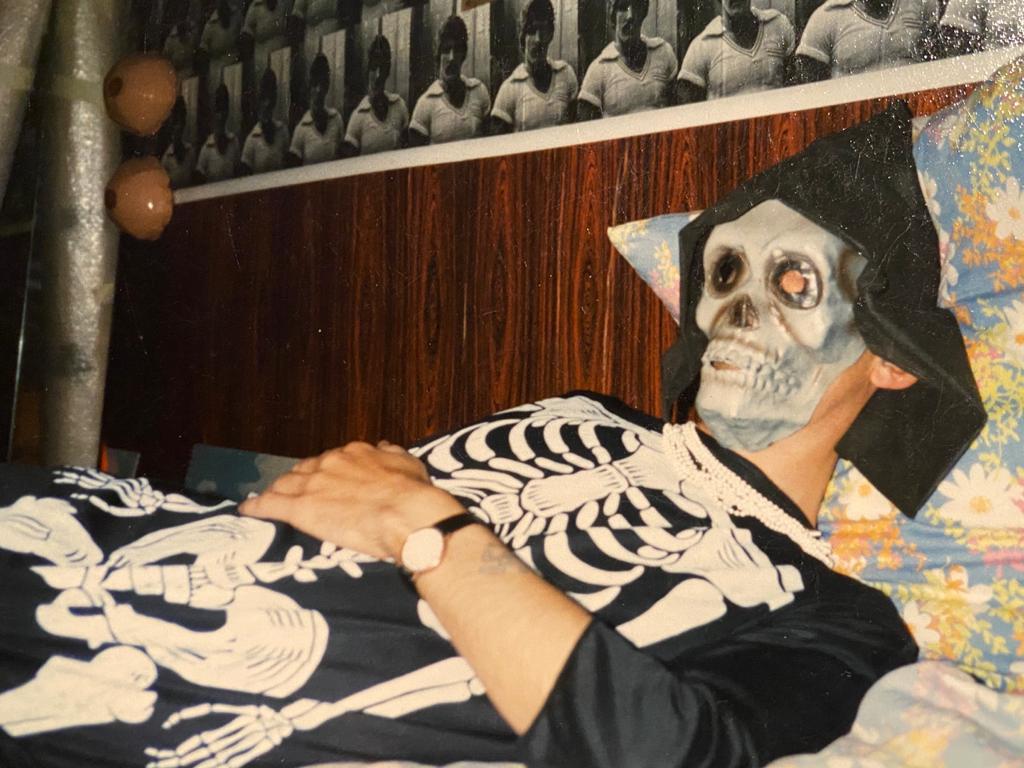 Reinhard Wilhelmi auf dem Bett von Marc Brandenburg, Mitte 1990er-Jahre