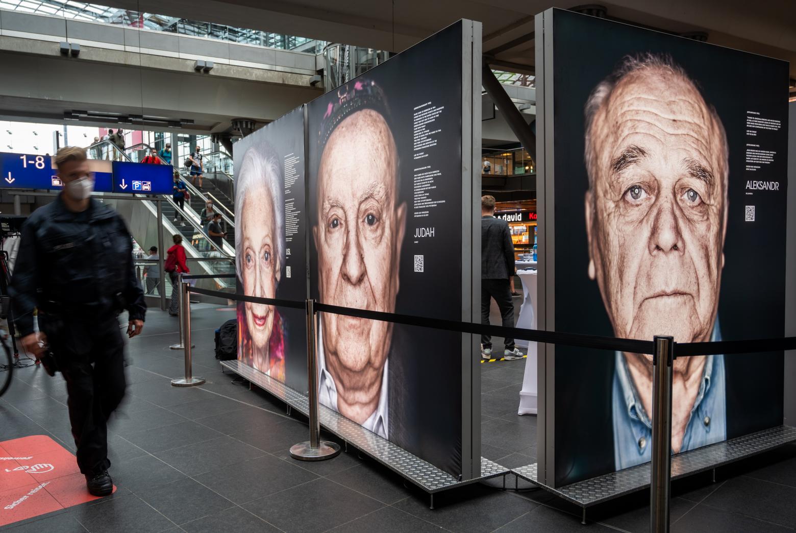 Ausstellung "Gegen das Vergessen" im Berliner Hauptbahnhof 