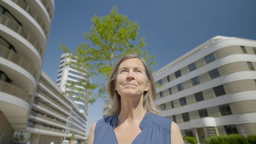 Die Architektin und Lehrbeauftragte an der TU Wien, Sabina Riß, vor dem Gebäudekomplex NEO Living in München 
