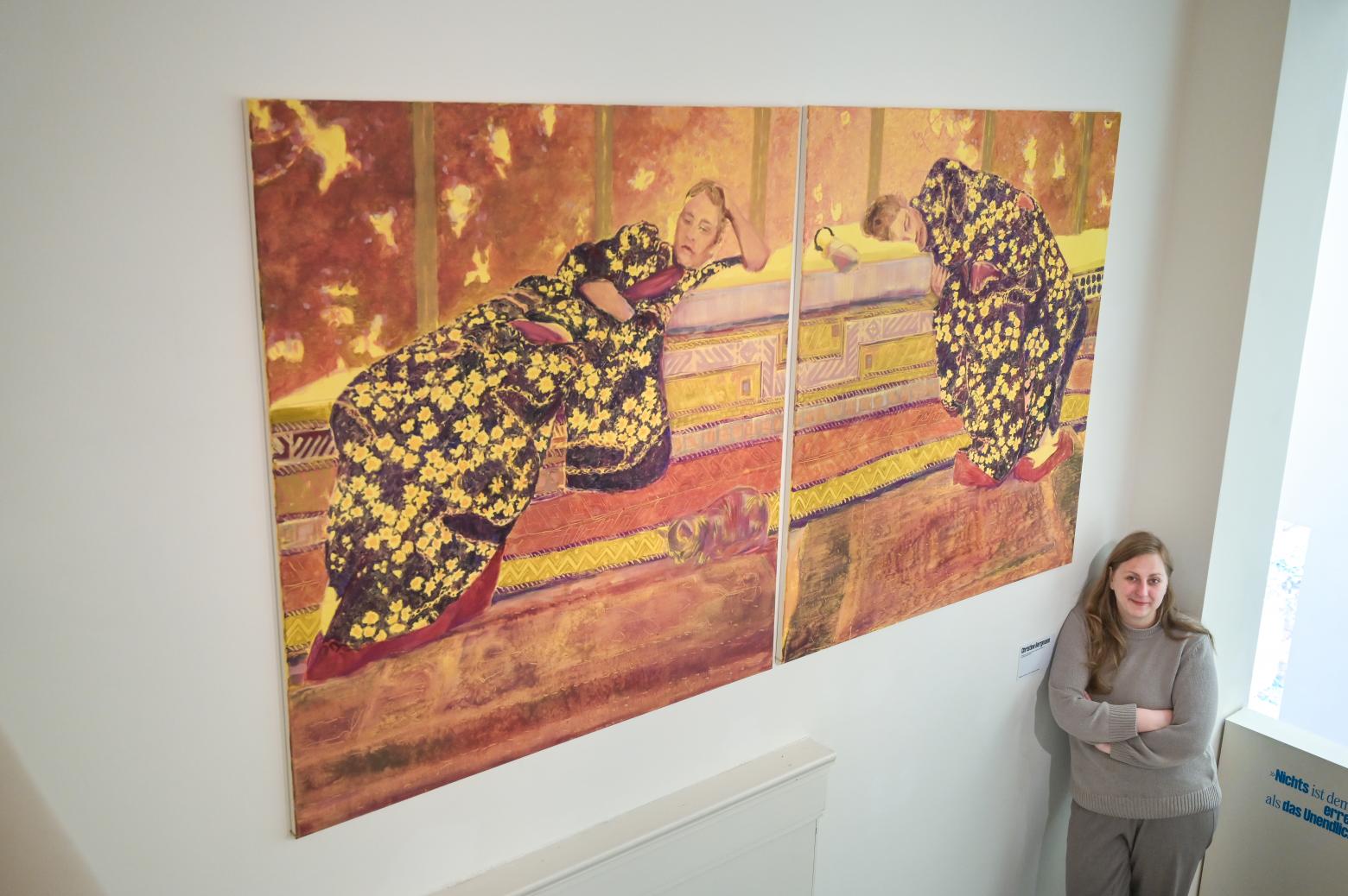 Künstlerin Christine Bergmann an ihrem Bild "Mädchen im Kimono"