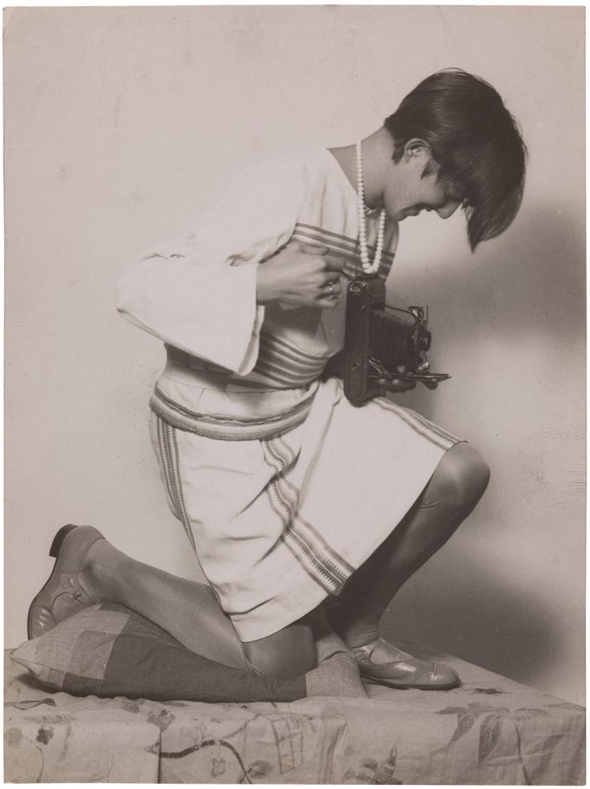 Annelise Kretschmer, Bildnis Annelise Kretschmer mit Kamera, 1928