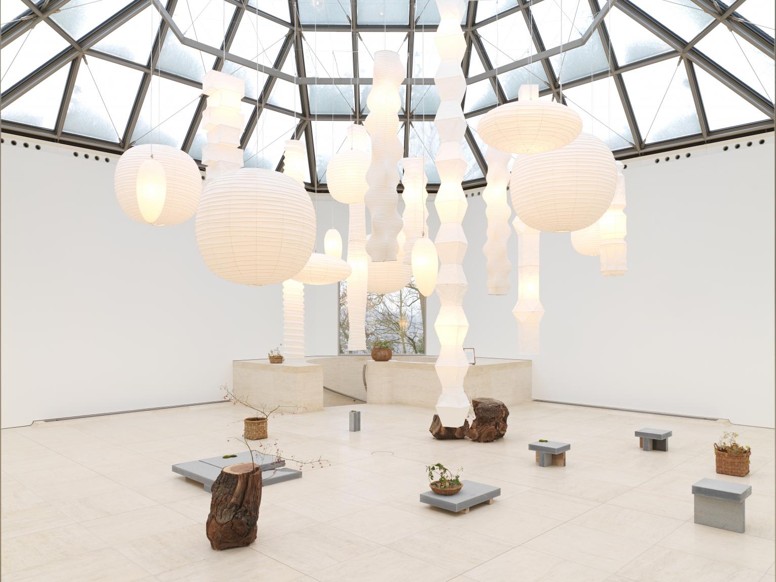 Lampen von Isamu Noguchi in der Ausstellung "Isamu Noguchi / Danh Vo. a cloud and flowers", noch bis zum 19.09.2022