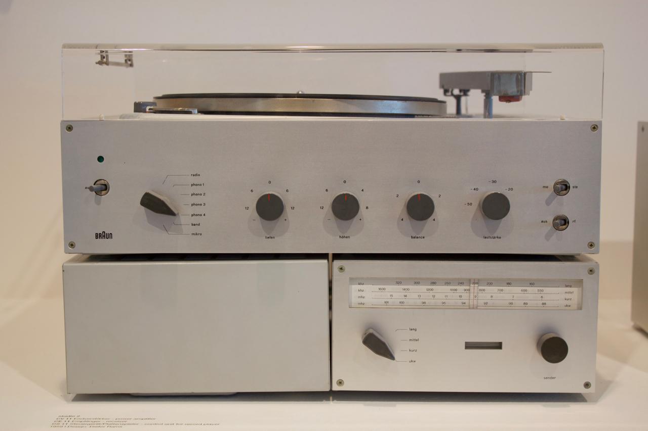 Das 1959 von Rams gestaltete Geräte-Trio studio 2, bestehend aus dem CS 11 (Steuergerät mit Plattenspieler), dem Empfänger CE 11 und dem Endverstärker CV 11