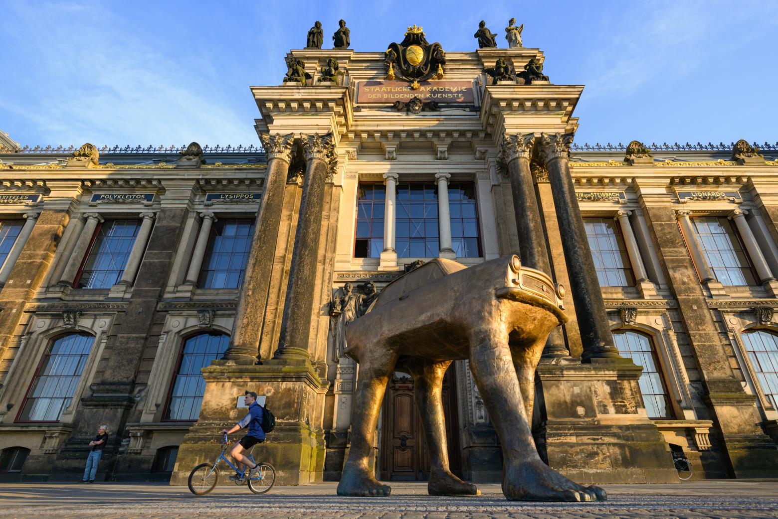 Die Skulptur "Quo Vadis" (ein Trabant auf Beinen) von David Černý steht vor der Eröffnung des Kunstfestivals "Alle Macht der Imagination! Tschechische Saison in Dresden" auf der Brühlschen Terrasse vor der Akademie der Bildenden Künste