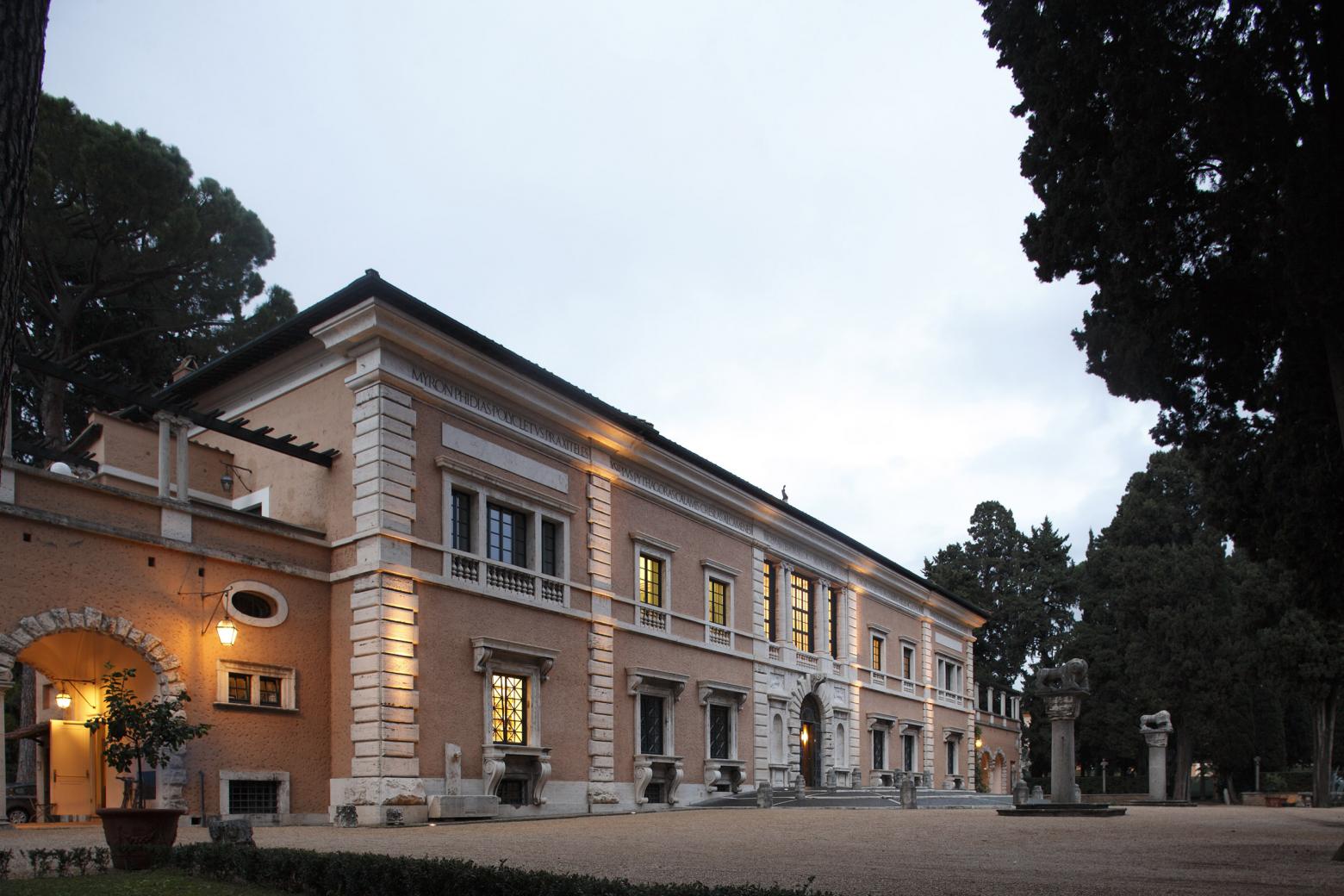 Blick auf das Hauptgebäude auf dem Gelände der Villa Massimo