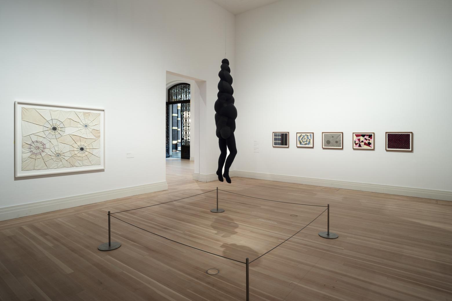 "Louise Bourgeois: The Woven Child", Installationsansicht, Gropius Bau (2022)