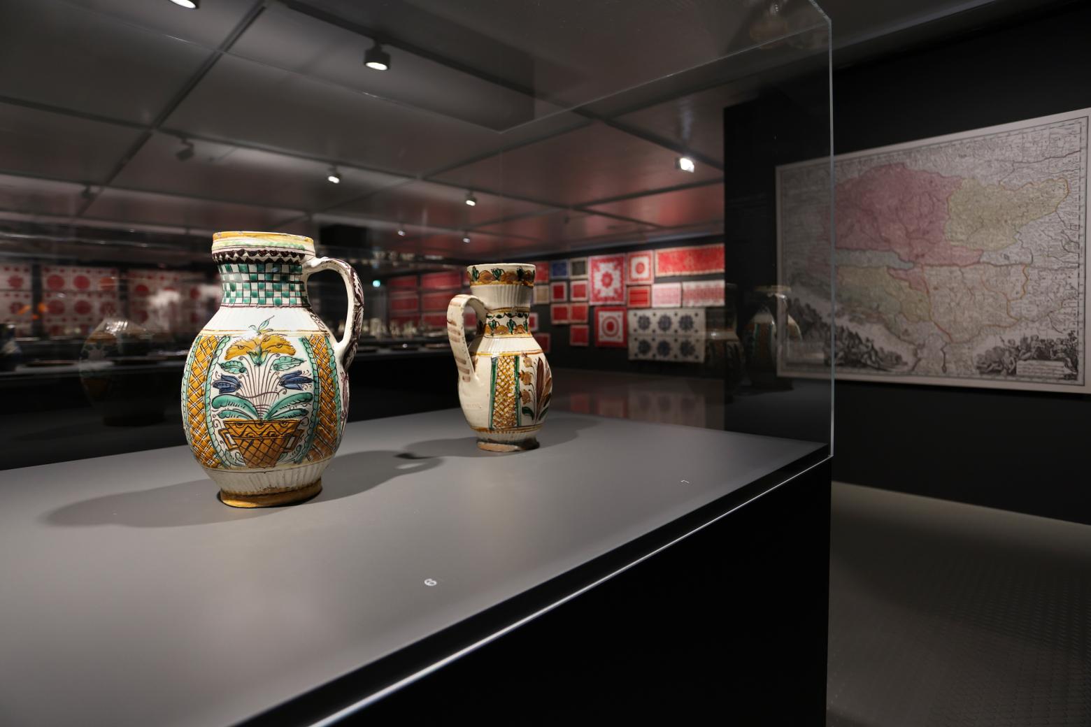 Ausstellungsansicht "Tansylvania's Hidden Treasures – Keramik & Textilien aus der Sammlung von Bartha"