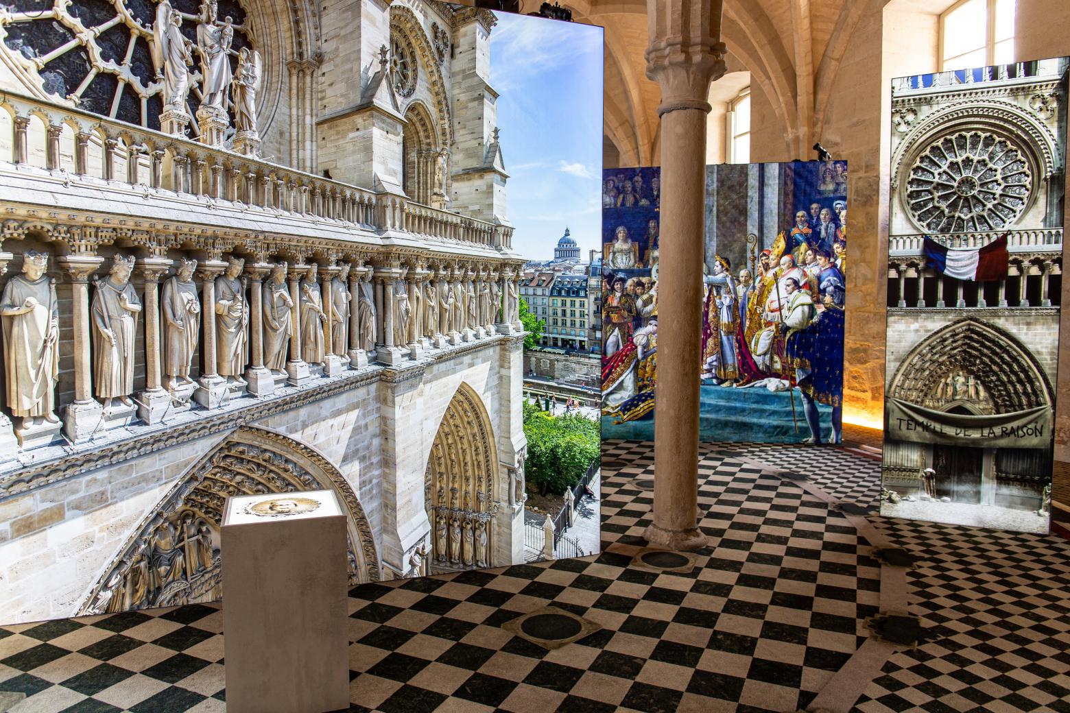Blick in die Ausstellung "Notre Dame de Paris", Dresden, 2022
