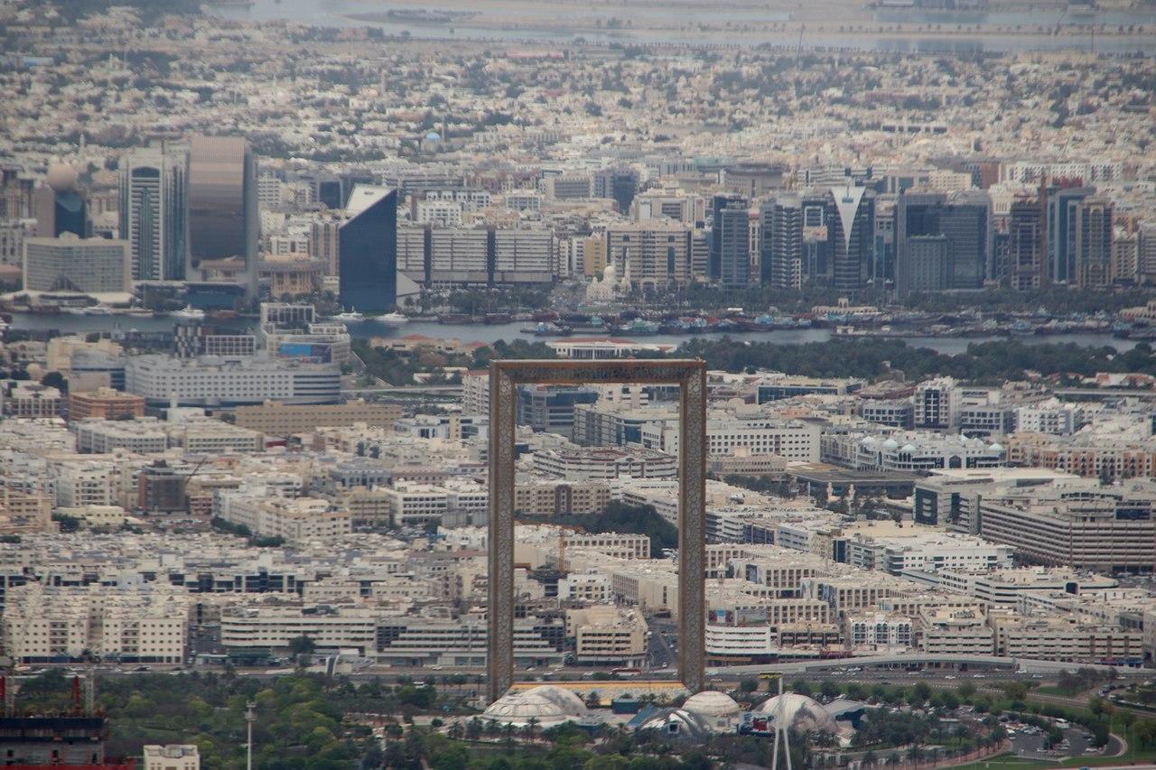 Blick auf den Dubai Frame und die Stadtteile Alt-Dubai und Deira