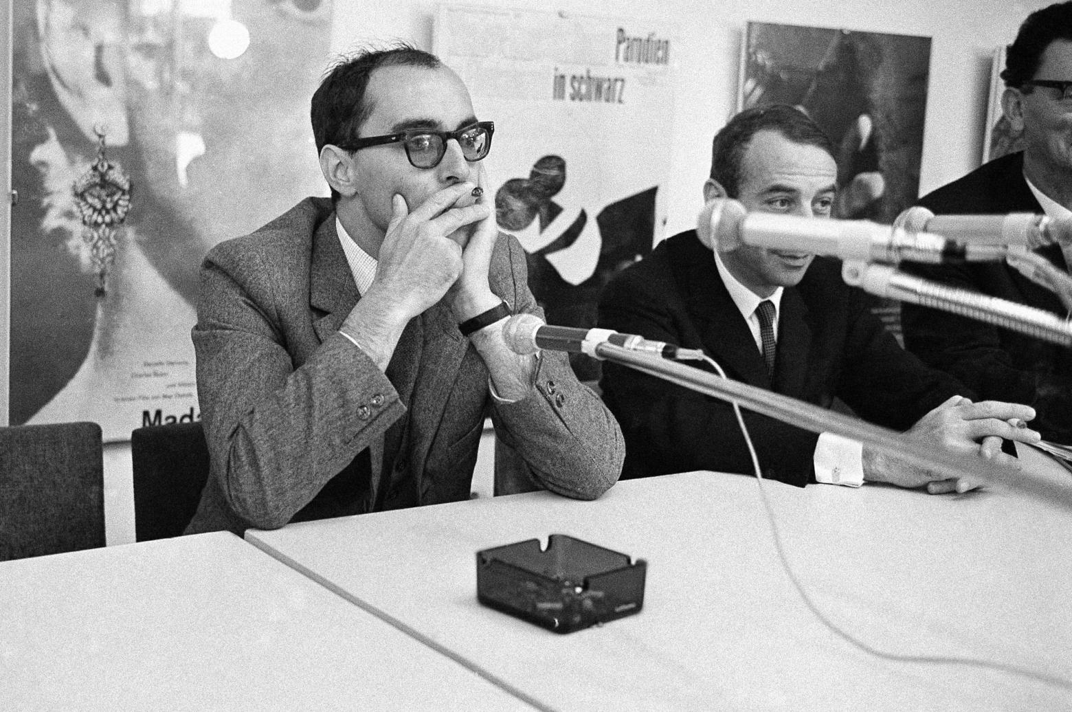Jean-Luc Godard raucht während der 16. Berliner Filmfestspiele 1966 eine Zigarette