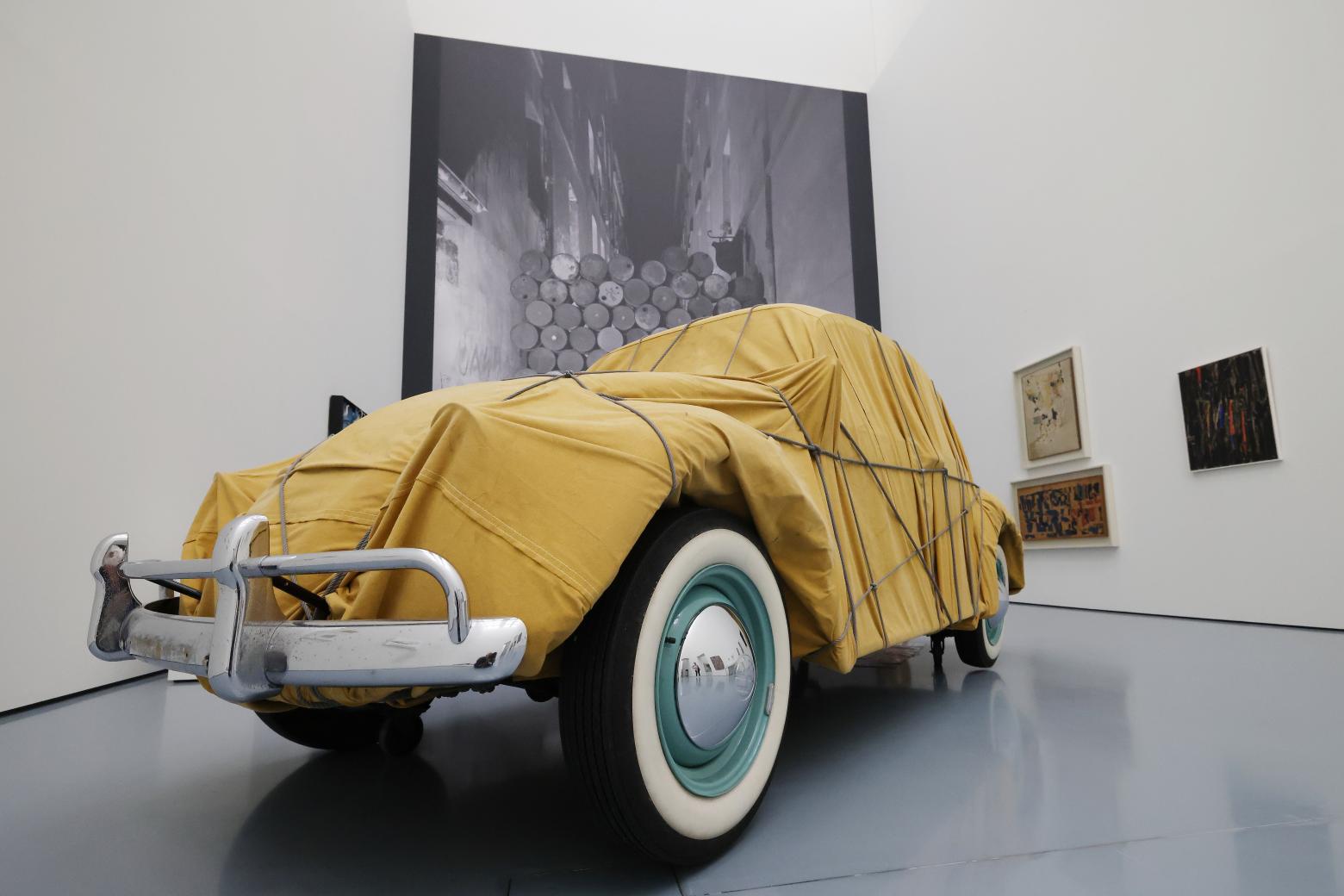 der verpackter Volkswagen Käfer (1961) steht im Vorfeld der Ausstellung im Museum Kunstpalast