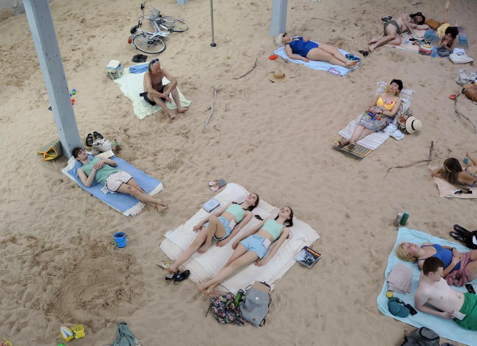 Blick auf die Performance "Sun & Sea (Marina)" der litauischen Künstlerinnen Rugile Barzdziukaite, Vaiva Grainyte und Lina Lapelyte. Die Strandoper ist auf der Art Biennale Venedig 2019 zu sehen