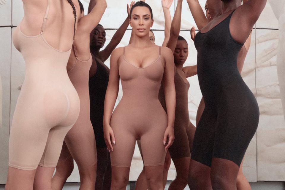 Mit ihrer Shapewear-Linie "Kimono" hat sich Kim Kardashian (mal wieder) den Vorwurf der kulturellen Aneignung eingehandelt. Die Kampagne wurde von Künstlerin Vanessa Beecroft fotografiert. 