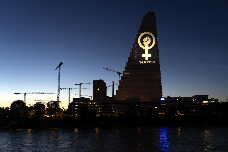  Aufruf zum Frauenstreik durch einer Projektion auf dem Baseler Roche-Turm