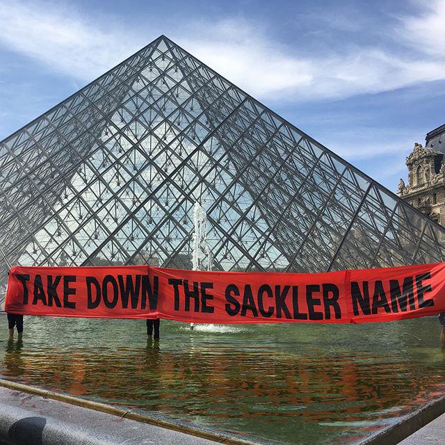 Protest der Initiative "Sackler Pain", geleitet von Nan Goldin, am Louvre in Paris  