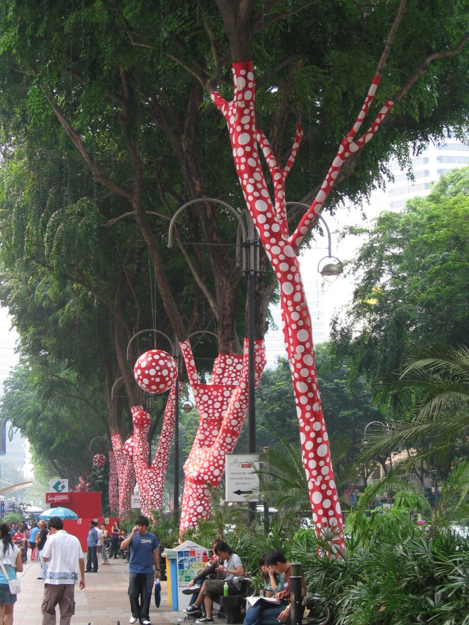  Yayoi Kusamas Beitrag zur Singapore Biennale 2006: "Ascension of Polka Dots on the Trees" in der Orchard Road 