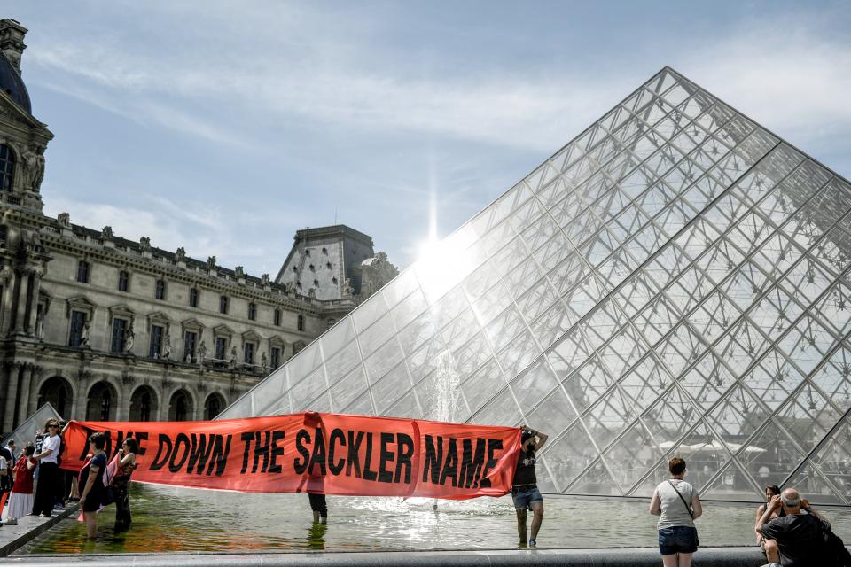  Aktivisten Anfang Juli vor dem Louvre