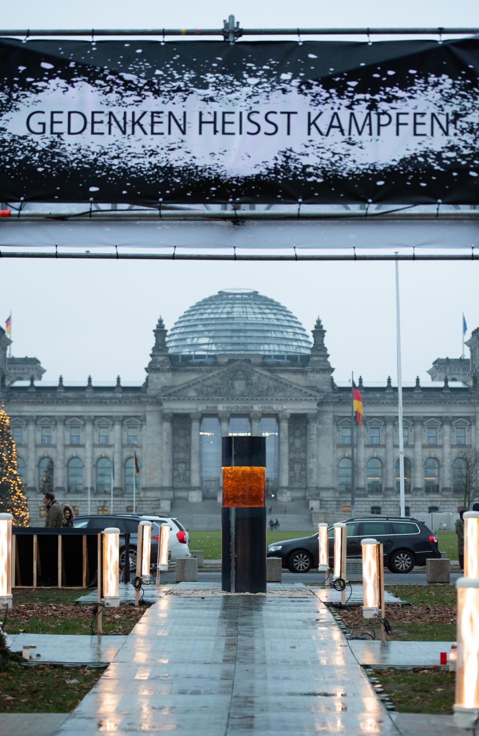 Das Zentrum für Politische Schönheit hat vor dem Reichstag eine Stele aufgestellt, in die Asche von Auschwitzopfern gegossen sein soll