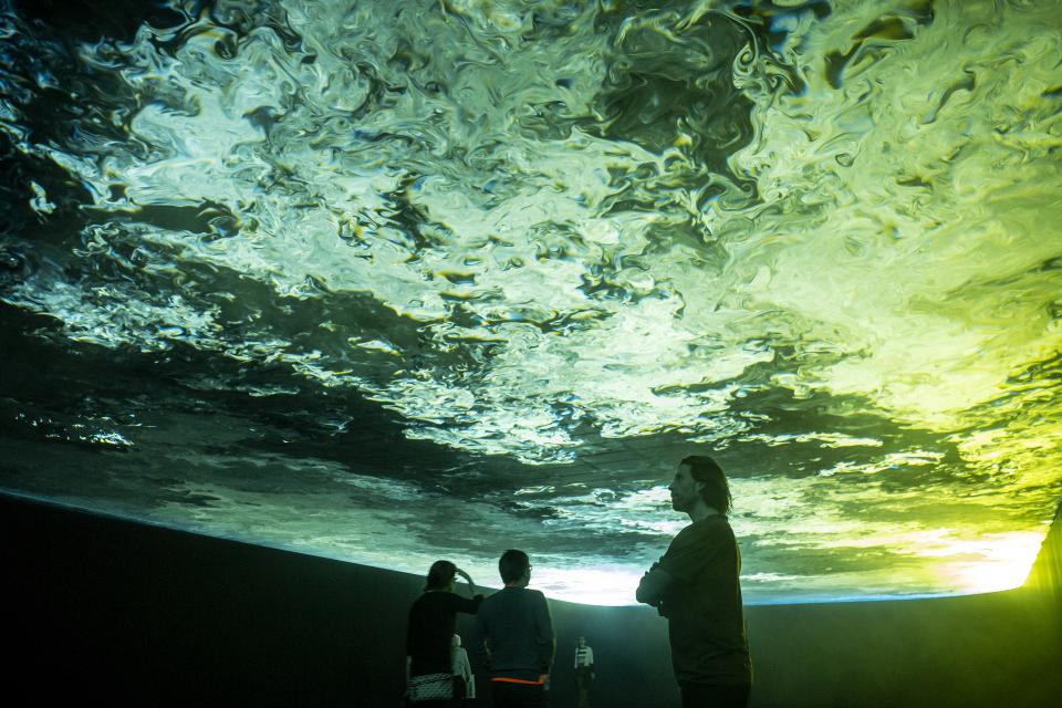 Olafur Eliasson Lichtinstallation in der Ausstellung "Symbiotic Seeing" in Zürich