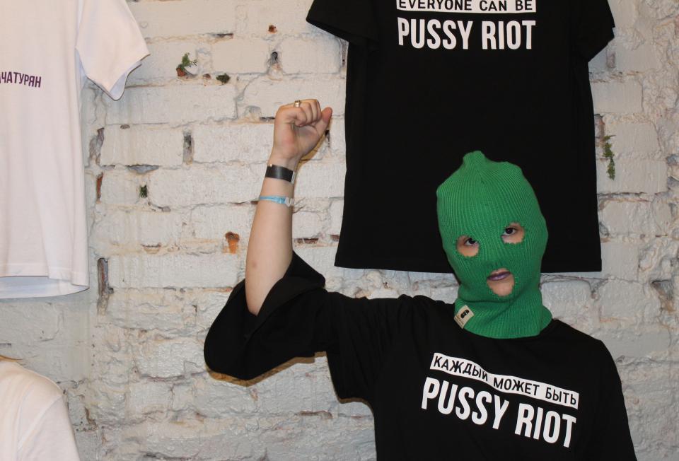  Ein Mitglied von Pussy Riot bei einem Benefiz-Konzert gegen häusliche Gewalt