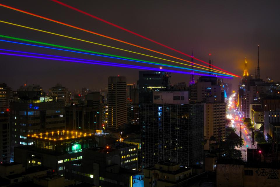 Die Laserprojektion "Globaler Regenbogen" von der New Yorker Künstlerin Yvette Mattern, wird am Tag der Gay Pride Parade in Sao Paulo in den Nachthimmel projiziert. Die Gay Pride Parade wurde aufgrund der Coronavirus-Pandemie abgesagt