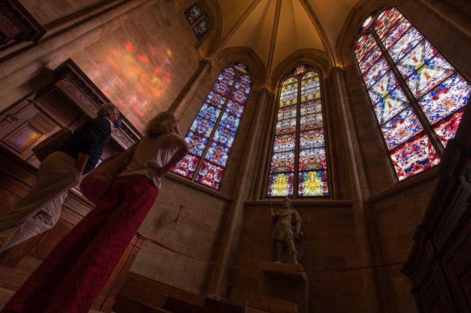 Nach ihrer Fertigstellung wurden am Donnerstag die drei von dem Künstler Gerhard Richter gestalteten Chorfenster der Abteikirche Tholey erstmals der Öffentlichkeit präsentiert