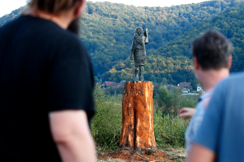 Die niedergebrannte Melania-Trump-Statue des Künstlers Brad Downey wurde durch eine Bronze-Version ersetzt.
