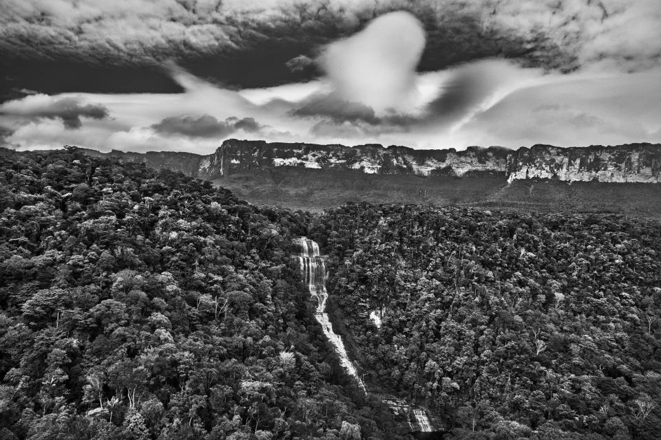 Das indigene Raposa-Serra do Sol Territorium mit dem Hauptwahrzeichen der Mount Roraima, fotografiert vom brasilianischen Fotografen und Aktivisten Sebastiao Salgado