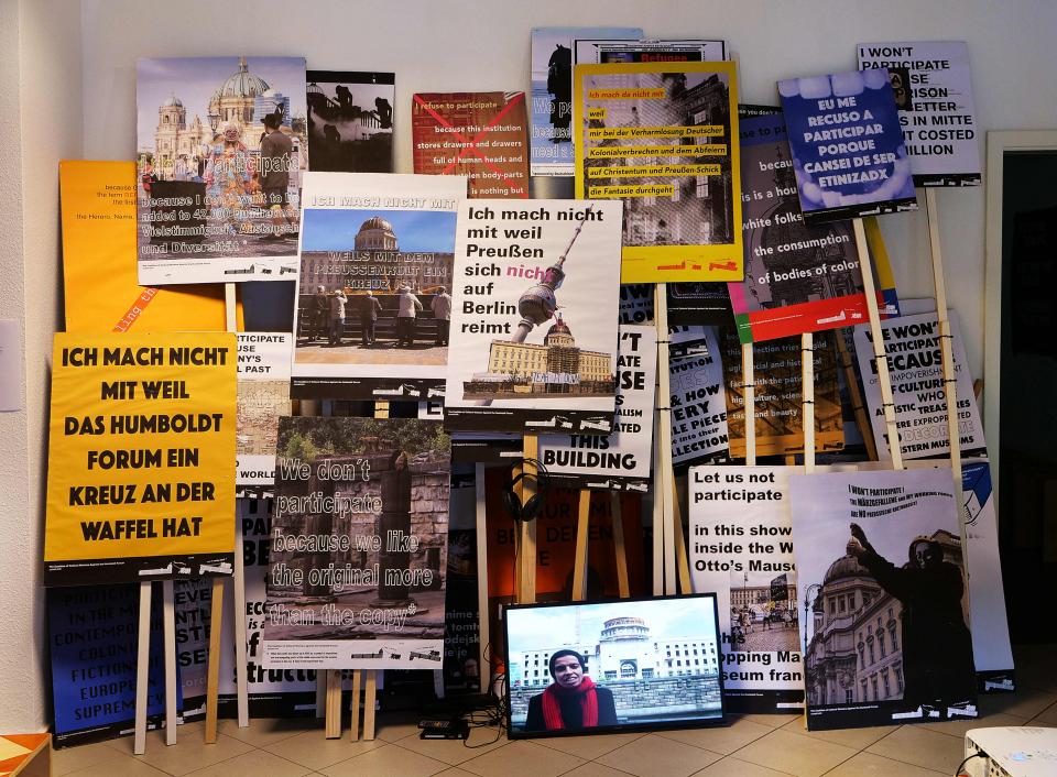 Blick in die Ausstellung "Re-Move Schloss": Protestplakate gegen das Humbold Forum mit Variationen des Slogans "Ich mach da nicht mit, weil…"