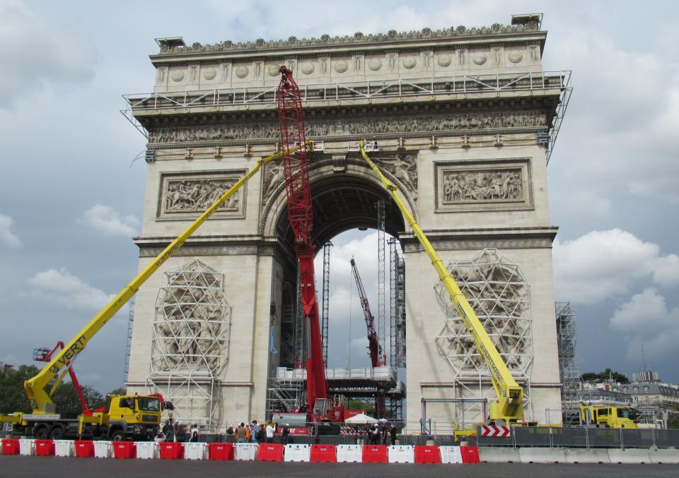  Kräne und Gerüste, aufgenommen vor der bevorstehenden Christo-Verhüllung des Pariser Triumphbogens
