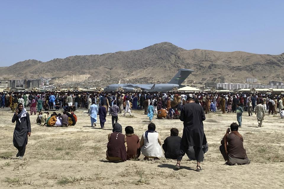 Einfach nur raus: Hunderte Menschen versammelten sich am Dienstag am Flughafen Kabul und hoffen, ausgeflogen zu werden  